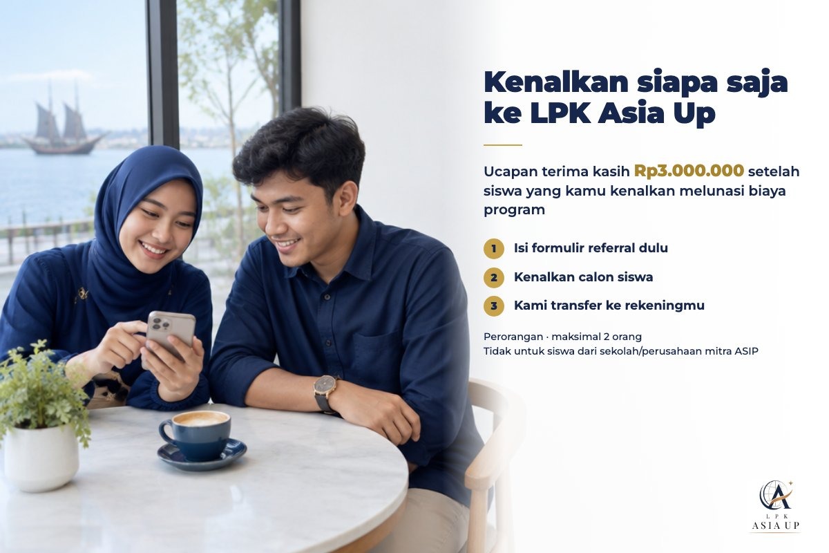 Dua anak muda melihat ponsel bersama. Ajak teman Anda ke LPK Asia Up: ucapan terima kasih Rp3.000.000 setelah teman Anda melunasi biaya program.